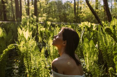Fern içinde poz güzel esmer kız