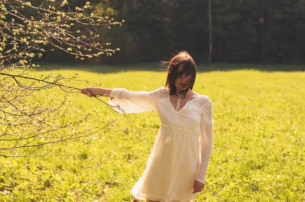 Baharda poz güzel esmer kız