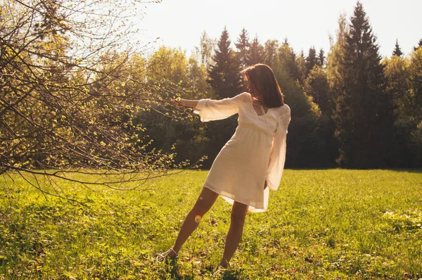 Mooie brunette meisje poseren in het voorjaar — Stockfoto