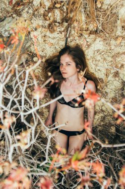 İç çamaşırı buzlu ağacın altında yatan genç kız