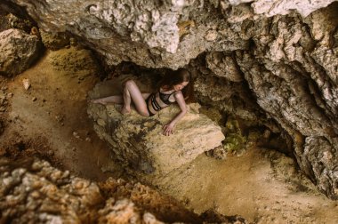 İç çamaşırı ve jartiyer kayalar üzerine oturan genç kız