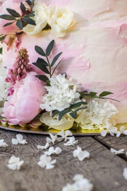 Çiçekler tarafından süslenmiş büyük pembe düğün pastası