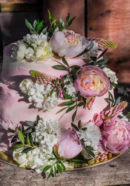 Stor rosa Bröllops tårta dekorerad med blommor — Stockfoto