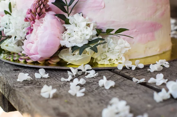 Stor rosa Bröllops tårta dekorerad med blommor — Stockfoto