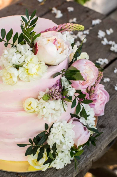 Stor rosa Bröllops tårta dekorerad med blommor — Stockfoto