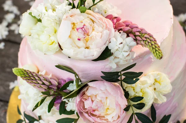 Μεγάλη ροζ γαμήλια τούρτα διακοσμημένο με λουλούδια — Φωτογραφία Αρχείου