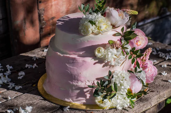 Nagy rózsaszín esküvői torta díszített virágok — Stock Fotó