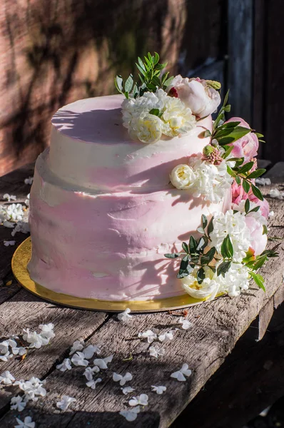 Nagy rózsaszín esküvői torta díszített virágok — Stock Fotó