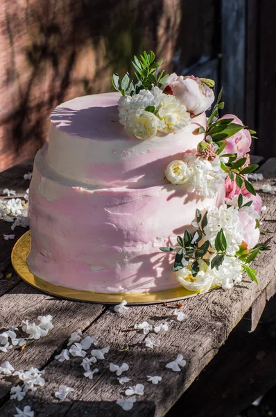 Grande bolo de casamento rosa decorado por flores — Fotografia de Stock