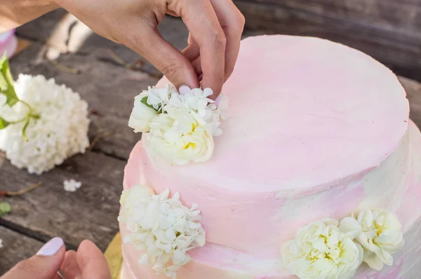 Process av dekorationer av stora rosa Bröllops tårta — Stockfoto