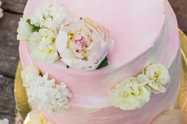 El proceso de la decoración de la torta grande rosada de boda — Foto de Stock