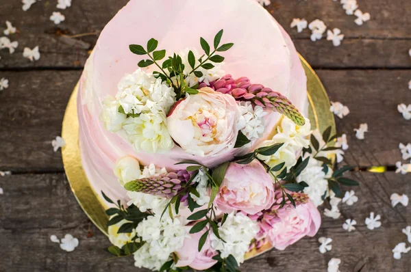 Nagy rózsaszín esküvői torta díszített virágok — Stock Fotó