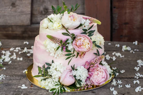 Grande bolo de casamento rosa decorado por flores — Fotografia de Stock