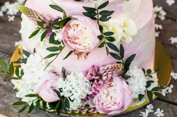 Pastel de boda rosa grande decorado con flores —  Fotos de Stock