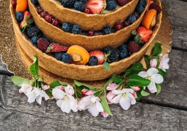 Meyve ve çilek ile cheesecake