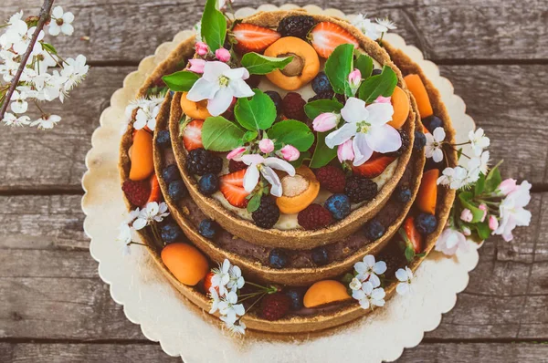 Bolo de queijo com frutas e bagas — Fotografia de Stock