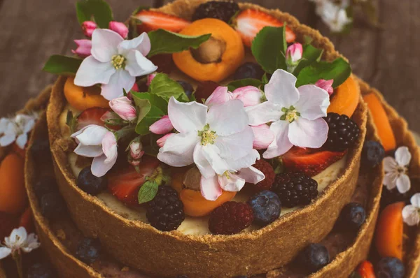 Bolo de queijo com frutas e bagas — Fotografia de Stock