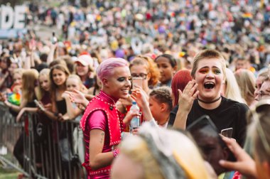 Tuure Boelius Helsinki Pride göstermek ten sonra sahne yakınında hayranları ile