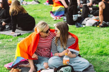 Kaivopuisto Helsinki Pride festivalinde piknik iki kız 