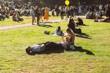 Üstsüz kadın Helsinki Pride arkadaşlarıile dinlenmek var 