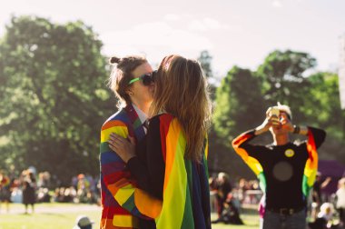 Kaivopuisto Helsinki Pride festivalinde öpüşen iki kız 