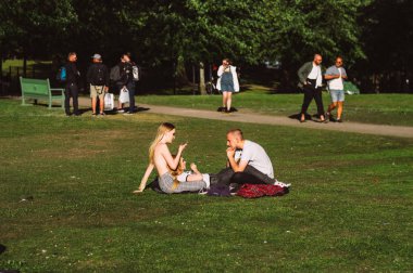 Üstsüz kadın Helsinki Pride arkadaşlarıile dinlenmek var 