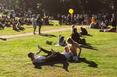 Üstsüz kadın Helsinki Pride arkadaşlarıile dinlenmek var 