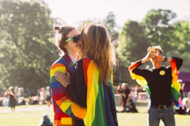 Kaivopuisto Helsinki Pride festivalinde öpüşen iki kız 