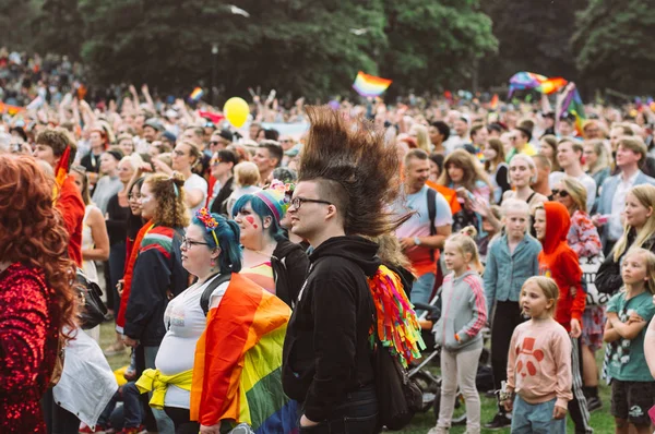 Mann mit Punkfrisur in der Nähe des Tatorts auf Helsinki Pride Festival — Stockfoto
