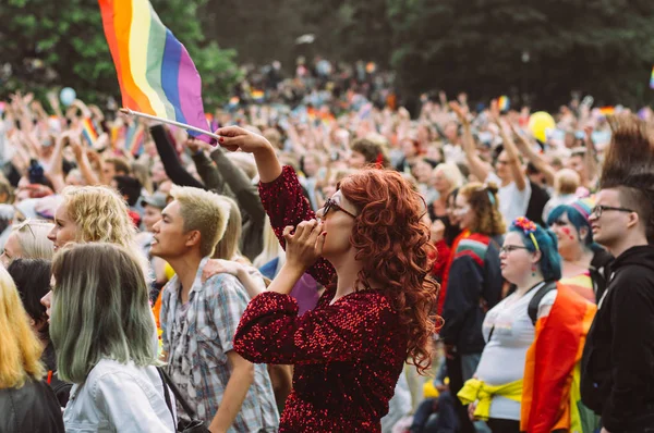 Helsinki Pride festivalinde sahneyakınında gençler