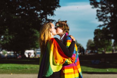 Kaivopuisto Helsinki Pride festivalinde öpüşen iki kız 
