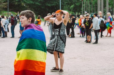 Kaivopuisto Helsinki Pride festivalinde elbiseli adam