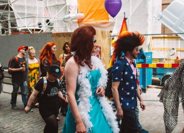 Parlak giyim Burlesque göstermek katılımcılar 