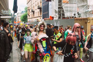 Parlak giyim Burlesque göstermek katılımcılar