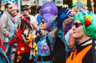 Helsinki Pride festivalinde Burlesque göstermek yaşlı kadın