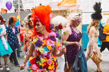 Parlak giyim Burlesque göstermek katılımcılar 