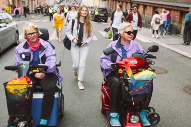 Helsinki gurur elektrikli geçersiz tekerlekli sandalye engelli kadınlar 