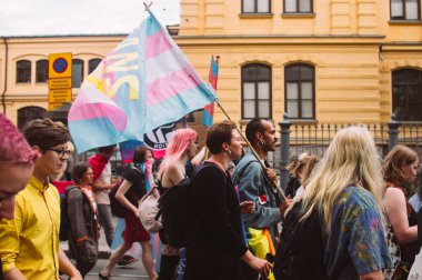 Sokakta Helsinki Pride festivalinde antifaşizm aktivistleri