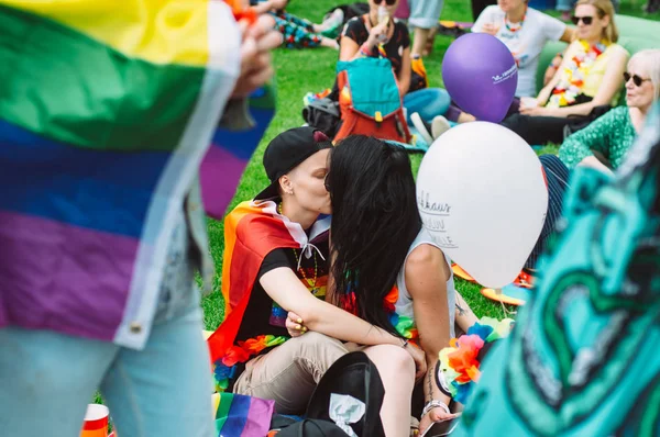 Två tjejer kysser på Helsingfors Pridefestival i Brunnsparken — Stockfoto