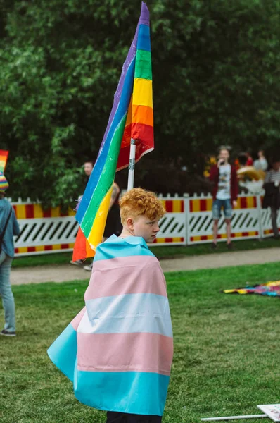 Menino com arco-íris e bandeira transgênero no festival Helsinki Pride — Fotografia de Stock