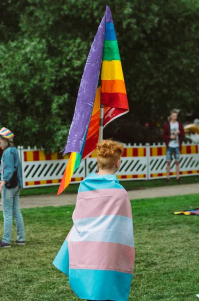 Menino com arco-íris e bandeira transgênero no festival Helsinki Pride — Fotografia de Stock