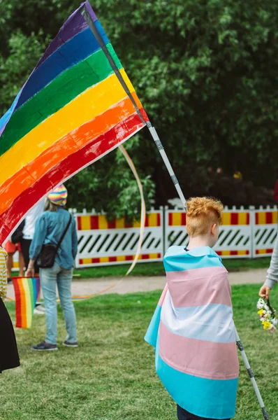 Pojke med regnbåge och transpersoner flagga på Helsingfors Pridefestival — Stockfoto