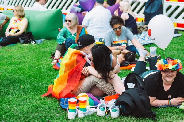 Mädchen picknicken auf Helsinki Pride Festival in kaivopuisto — Stockfoto