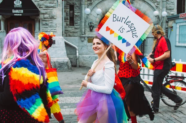 Młoda kobieta z plakatem "Burlesque jest miłością" na Helsinki Pride — Zdjęcie stockowe