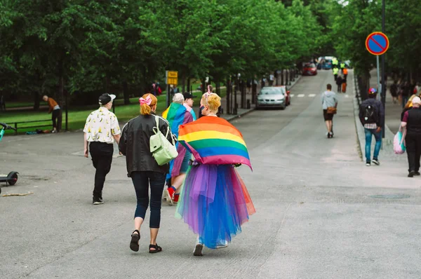 Menina em roupas de unicórnio com bandeira do arco-íris em Helsinki Pride — Fotografia de Stock