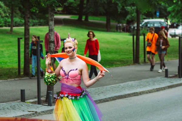 Ragazza in abbigliamento unicorno con bandiera arcobaleno su Helsinki Pride — Foto Stock