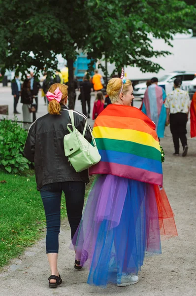 Menina em roupas de unicórnio com bandeira do arco-íris em Helsinki Pride — Fotografia de Stock