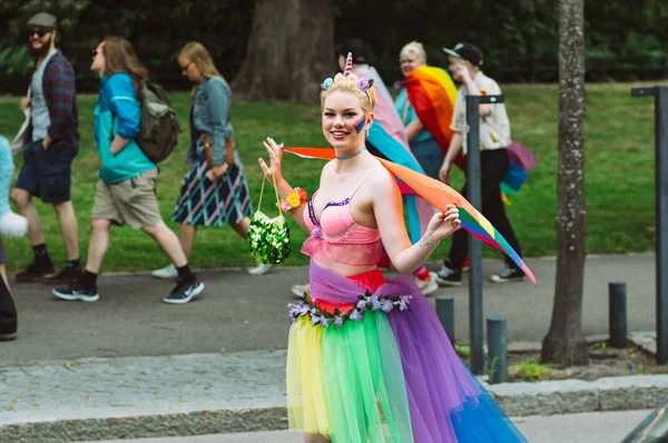 Ragazza in abbigliamento unicorno con bandiera arcobaleno su Helsinki Pride — Foto Stock