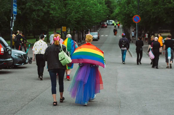 Девушка в одежде единорога с радужным флагом на Хельсинкском прайде — стоковое фото