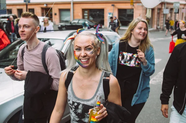 Mujer joven con amigos con globos en el festival Helsinki Pride — Foto de Stock